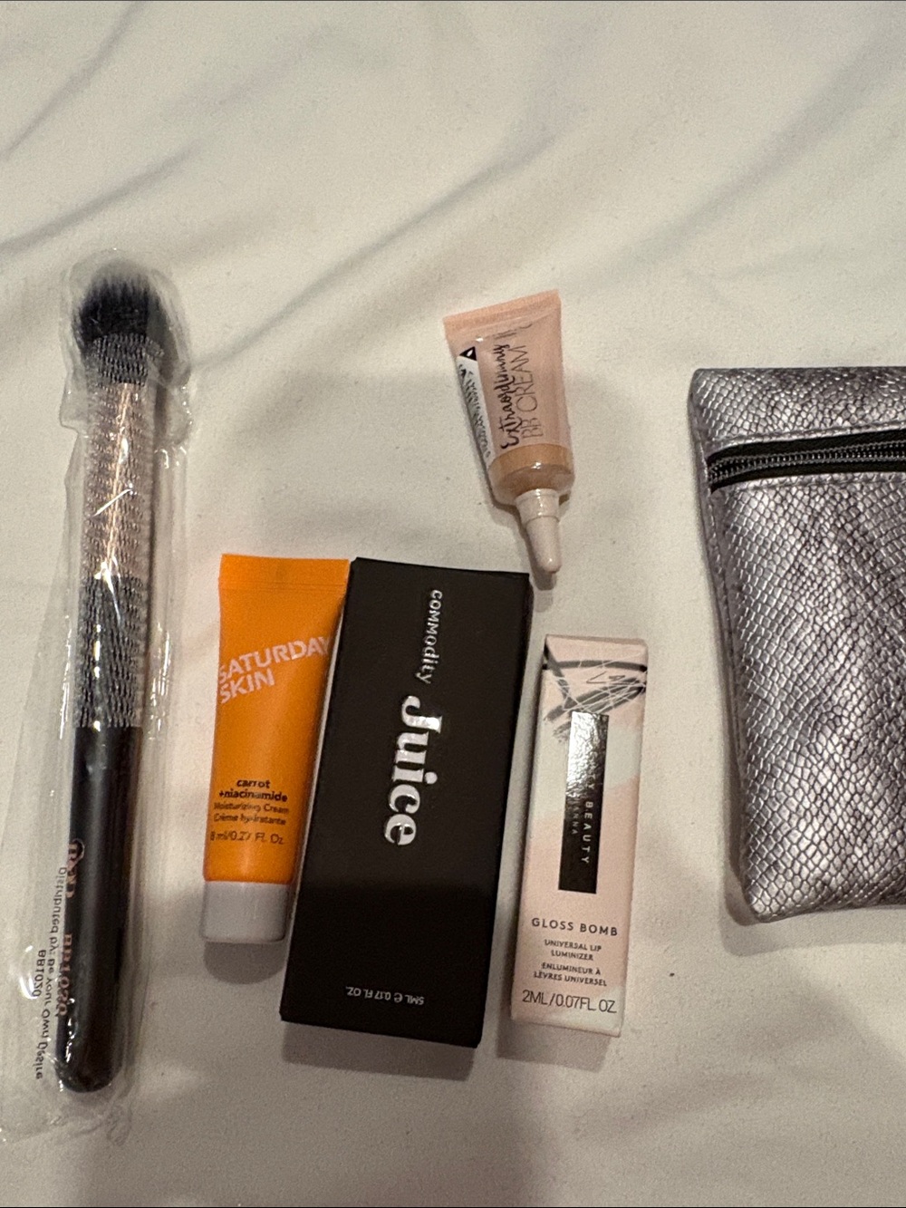 ipsy Metallic Silver Snake-Texture Wristlet Makeup Bag - Picture 2 of 6